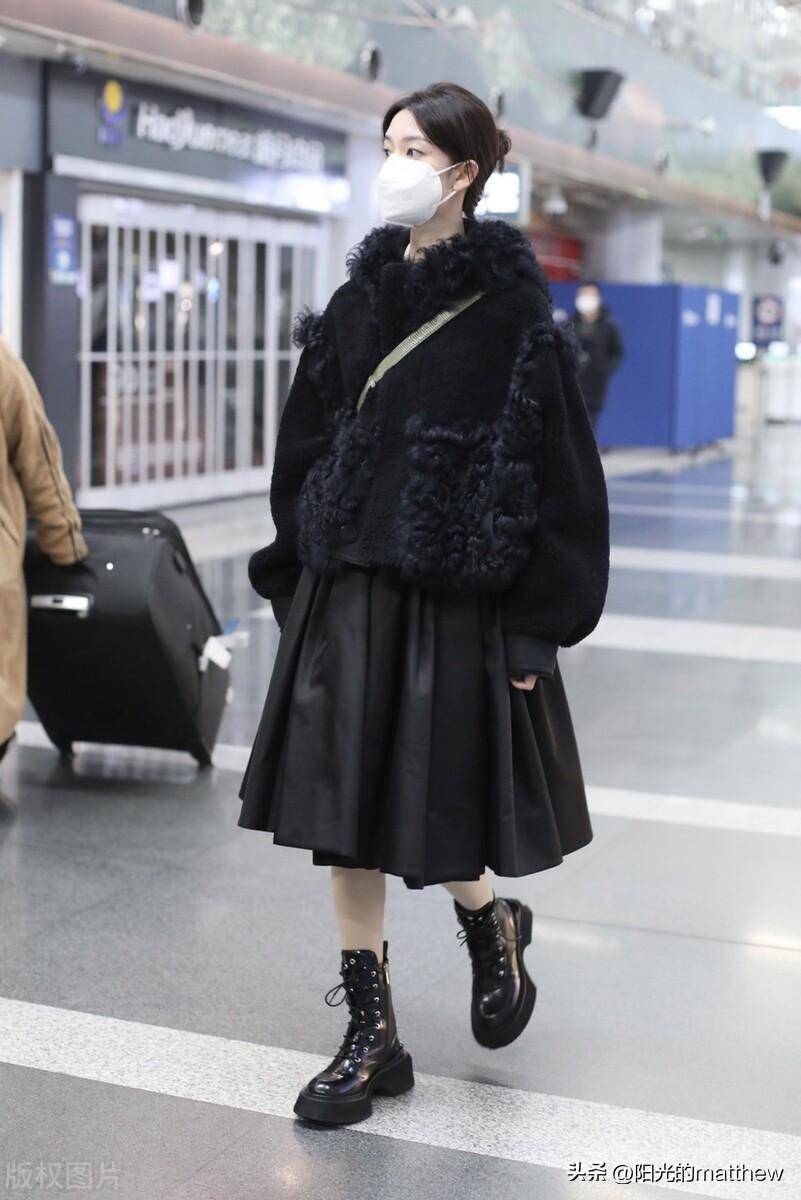 陈瑶抵达首都机场 毛绒外套搭配百褶裙时尚可爱_北京