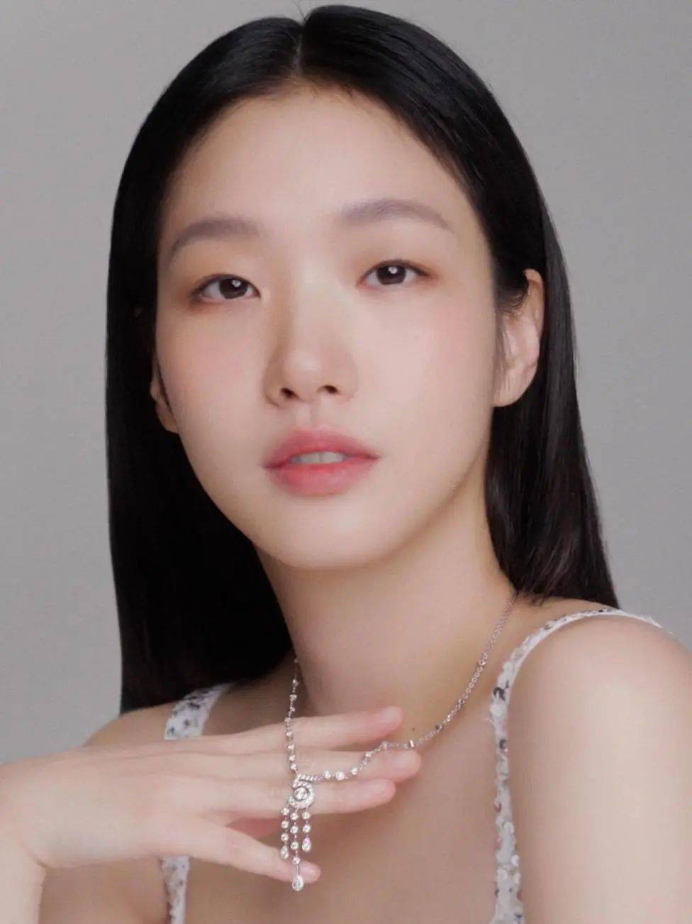 像金高银欧尼就是典型的小五官淡颜,加上眉98间距比较开,so,给人一