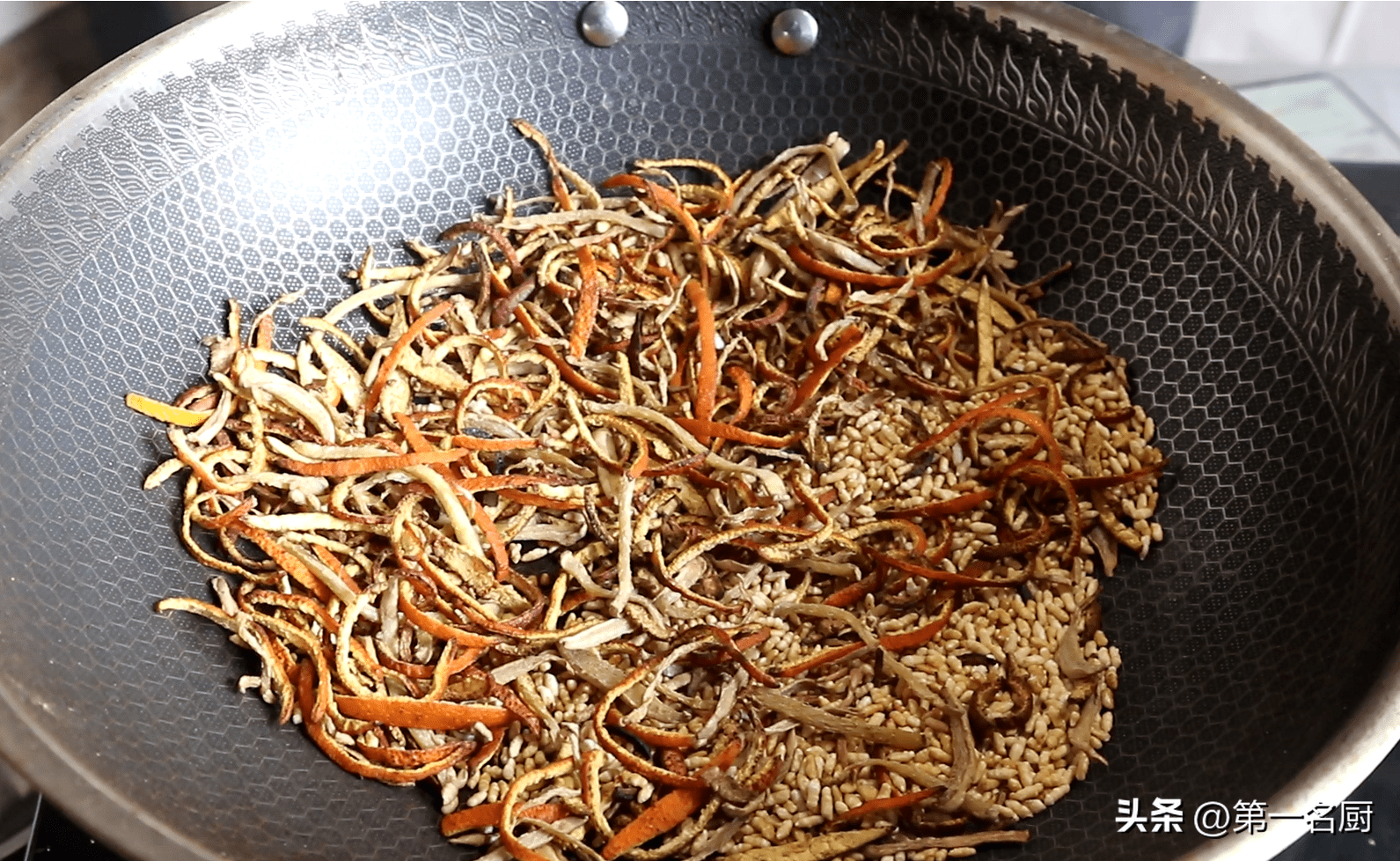 不管是炒橘子皮还是炒大米,一定要全程都是中小火,因为火候太大不仅会