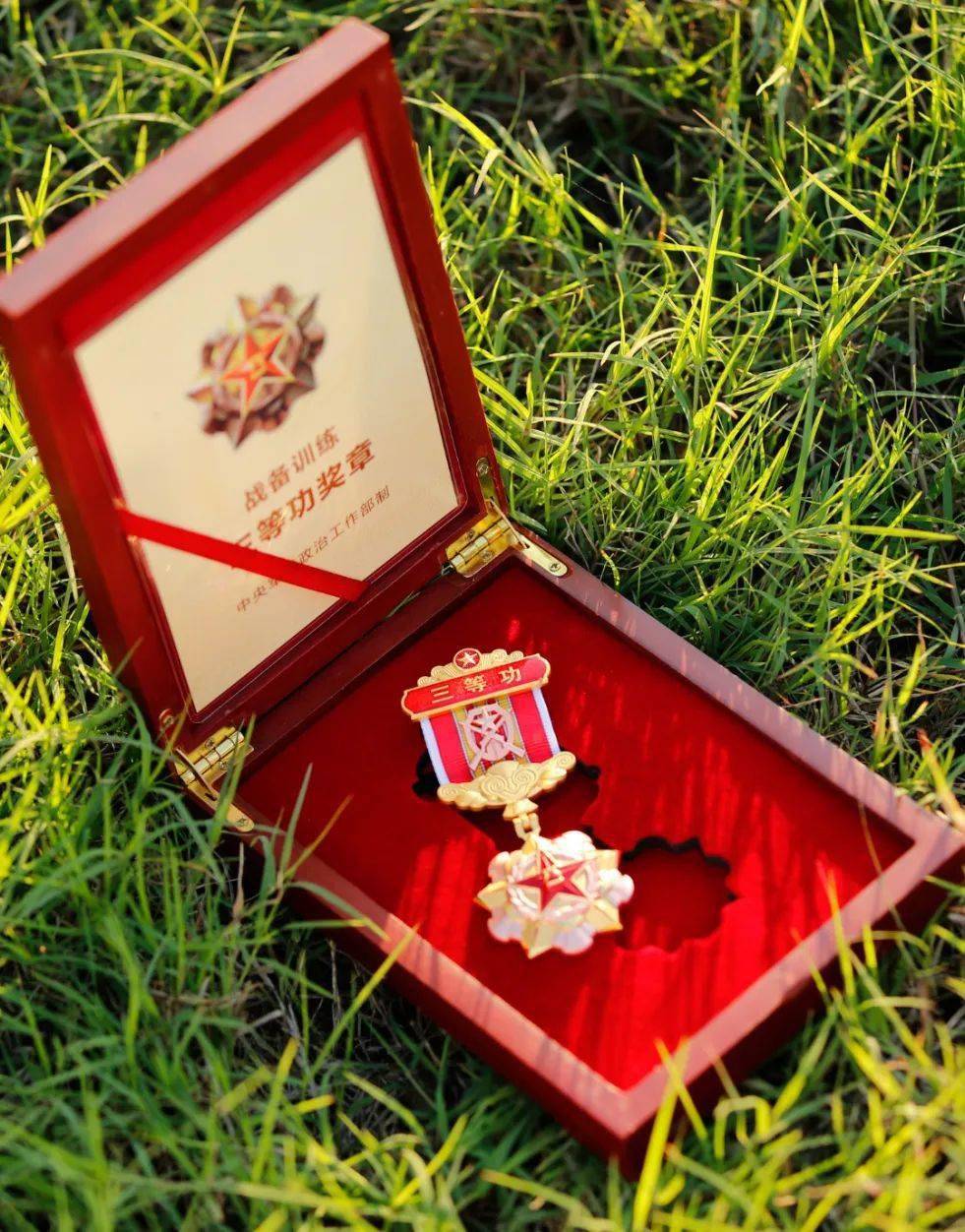 军人立功证书上新!_奖章_三等功_军功章