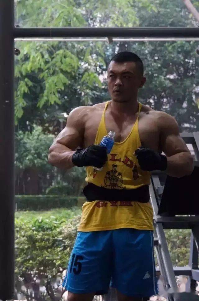 深圳肌肉特警爆刷朋友圈!这身材罪犯看了都要颤抖._工作_训练_健身房