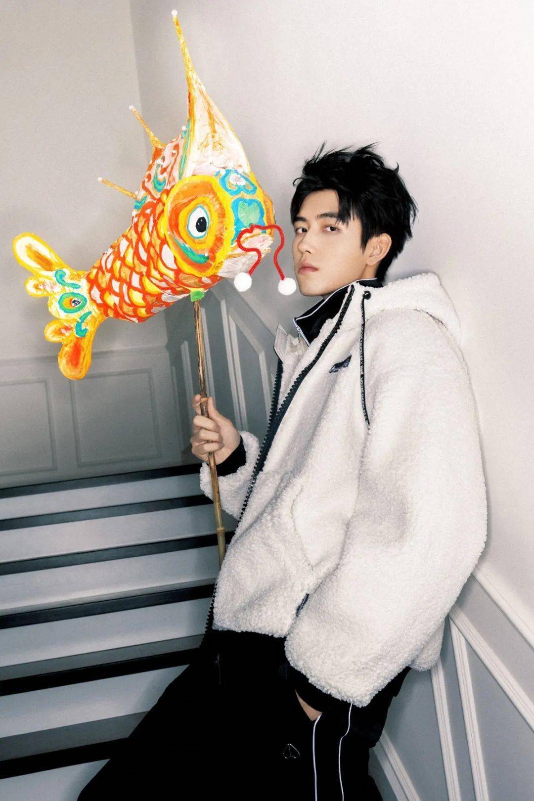 并携手代言人陈飞宇拍摄了一组新年大片,将一脉相承的实用主义潮奢与