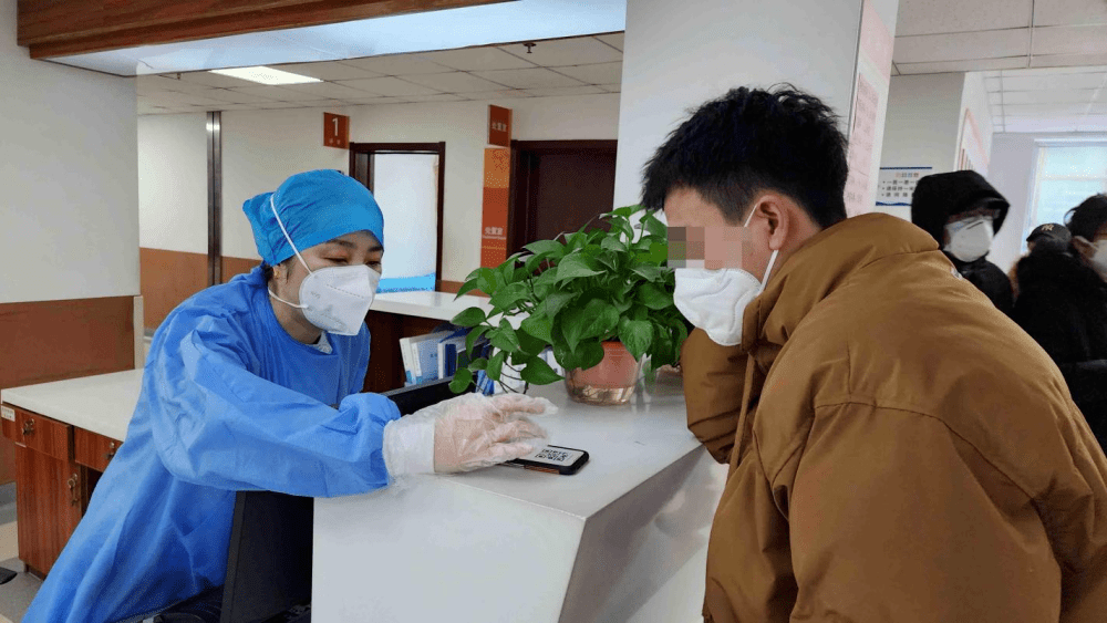 "沈阳市第六人民医院感染科主任,沈阳市新冠肺炎救治专家组组长刘洪艳