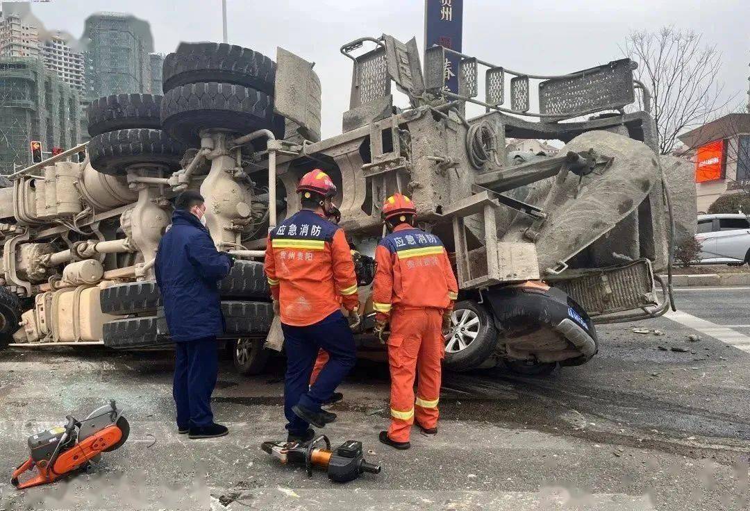 贵阳市清镇市吾悦广场红绿灯路口近日贵阳就发生了一起车祸这不一不