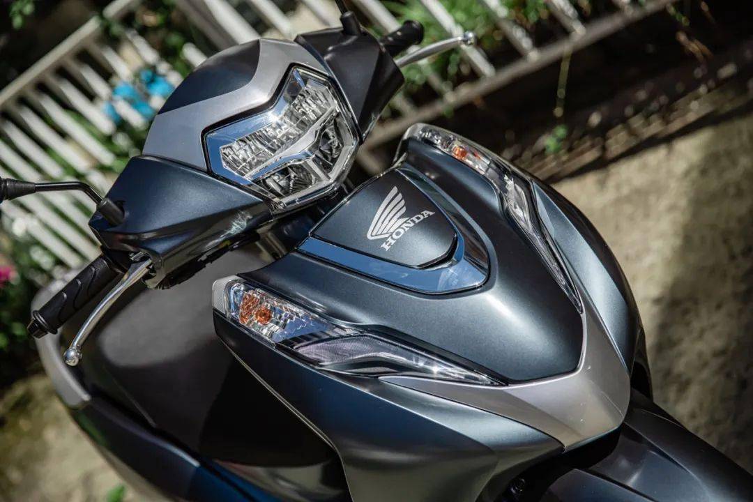 占据小排踏板的制高点 本田lead 125测评_搜狐汽车_搜狐网