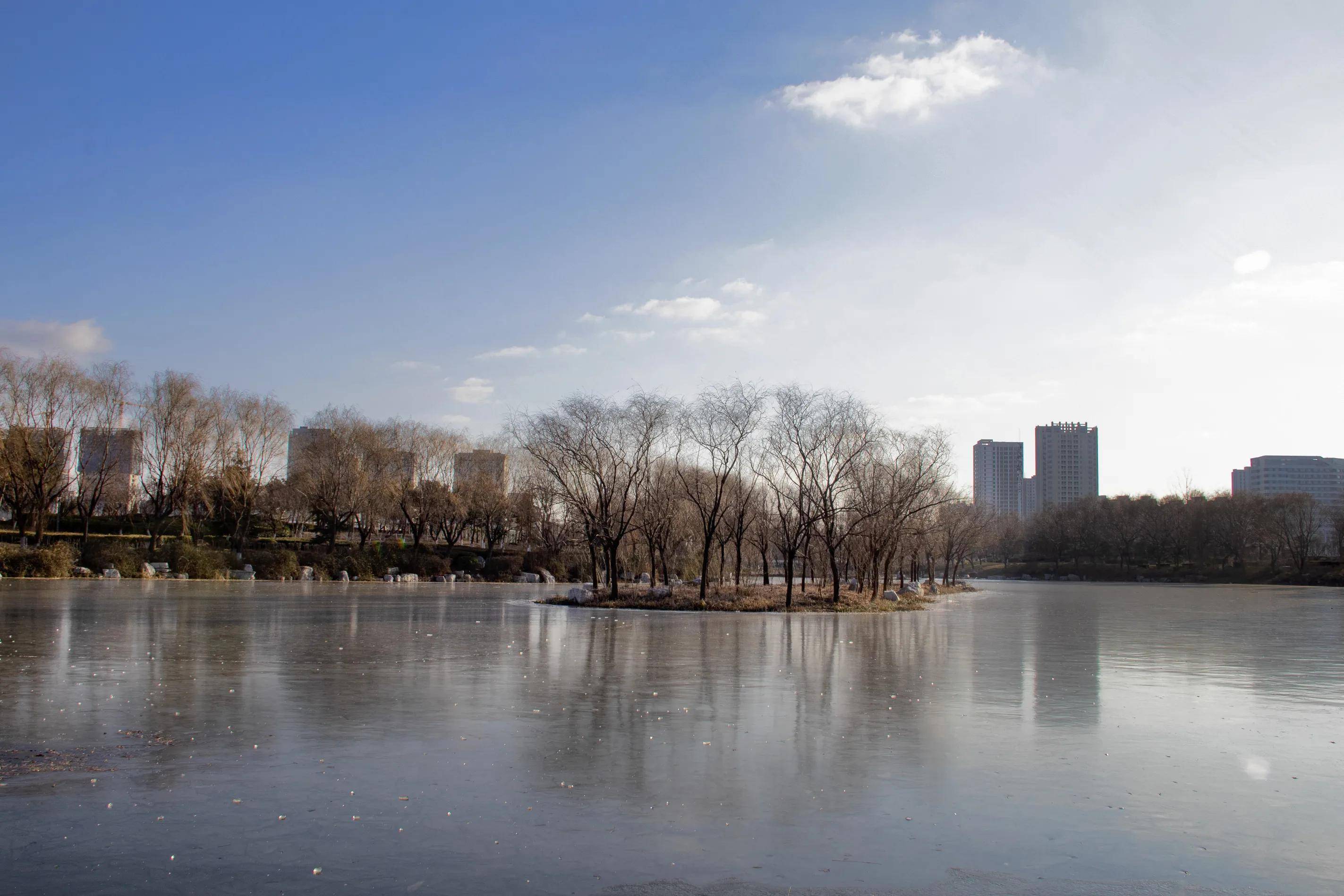 七幅浞河冬景图,冰封河面,蓝天白云