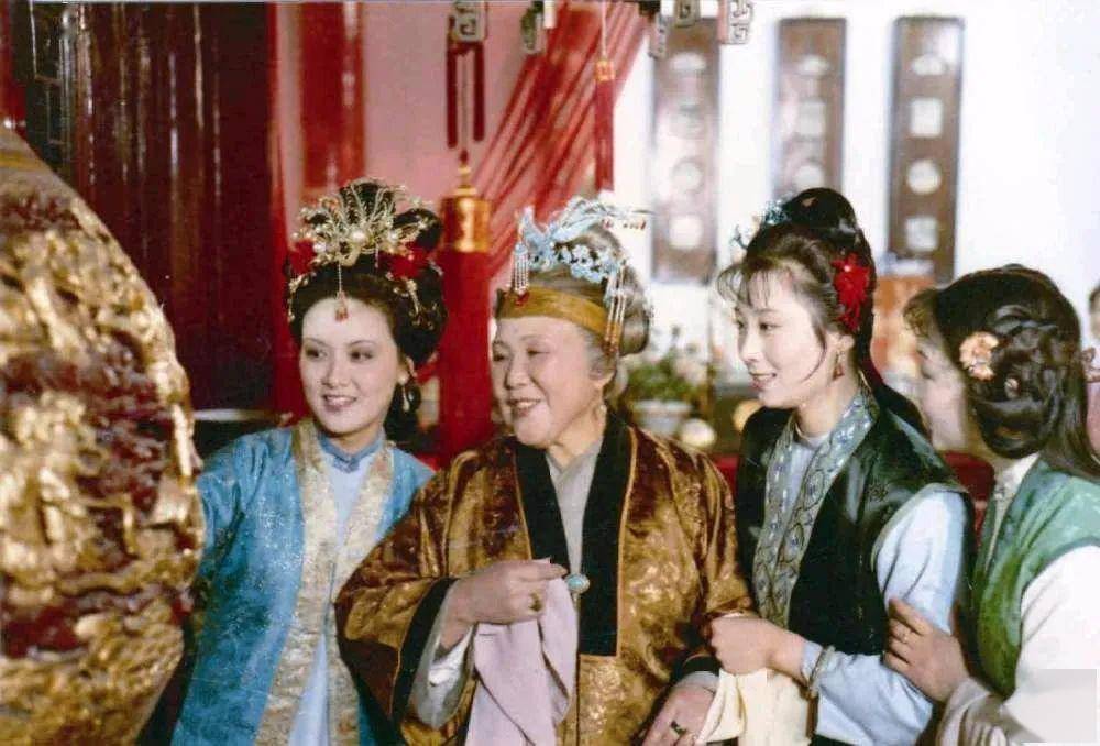 87版《红楼梦》王熙凤的情商之高,真是旁人比不得的_贾母_反应_老祖宗