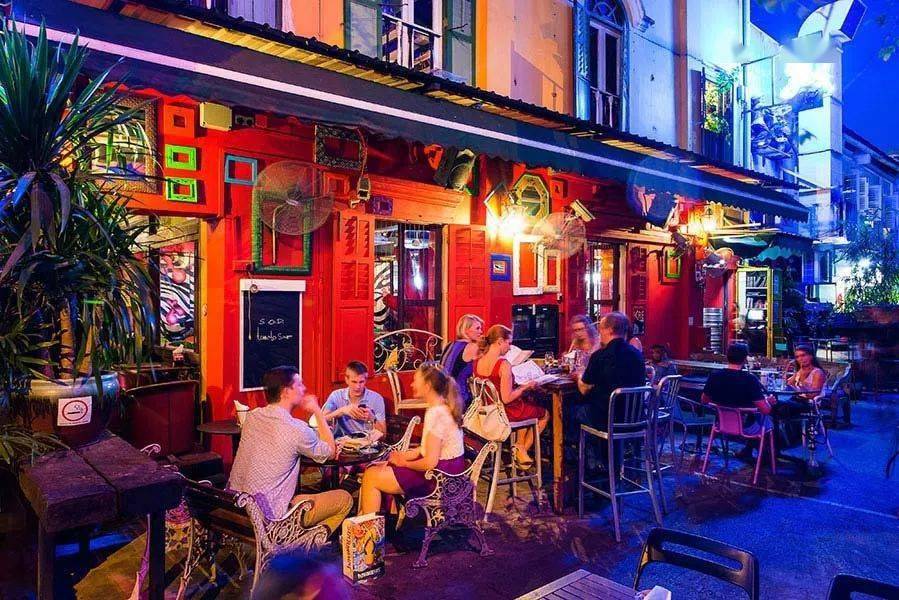 在新加坡最热闹的酒吧街,富有异国风情的风格,顿时让人觉得置身国外