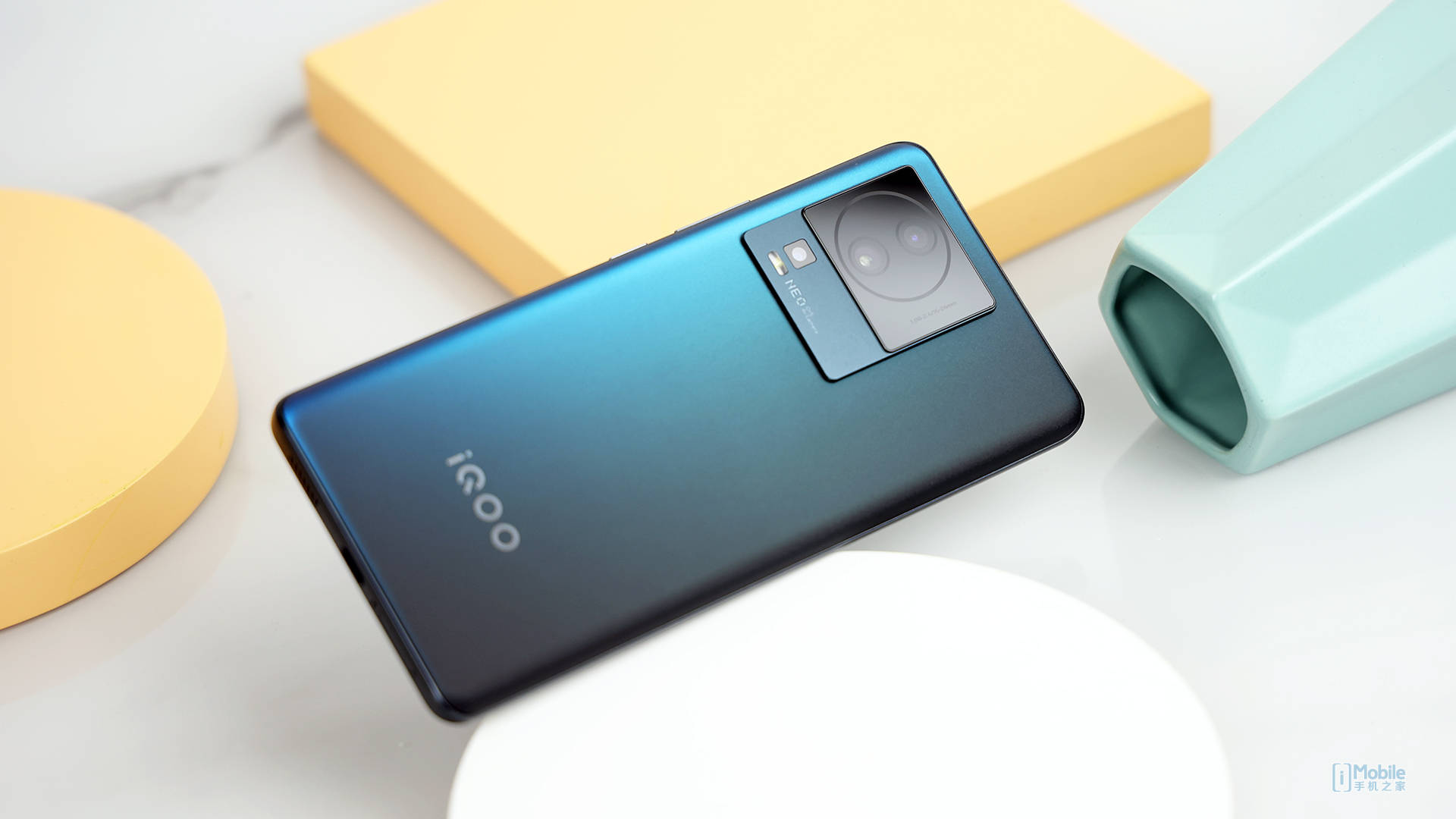 iqoo neo7 竞速版图赏:传承家族经典设计 像素复古风拉满