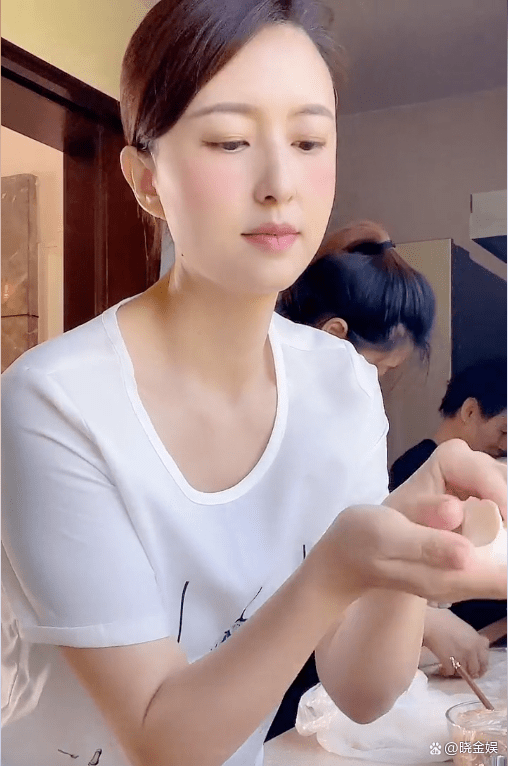 张蕾:上得了厅堂又下得了厨房,刚主持完节目就回家和妈妈包饺子_工作_视频_晓今娱