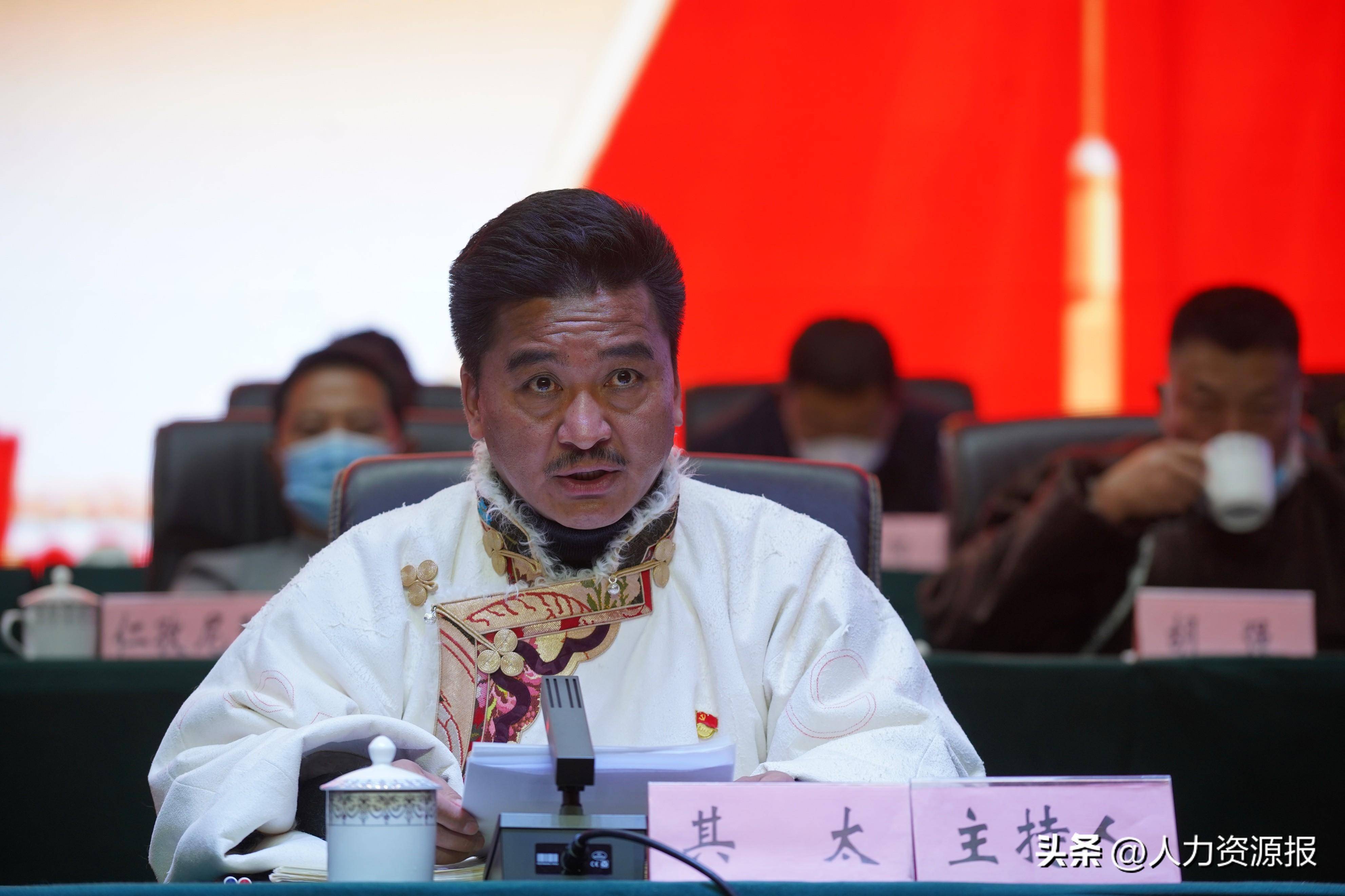 67甘孜县召开2022年"罗布林英才"暨公务员记"三等功"表彰大会_人才