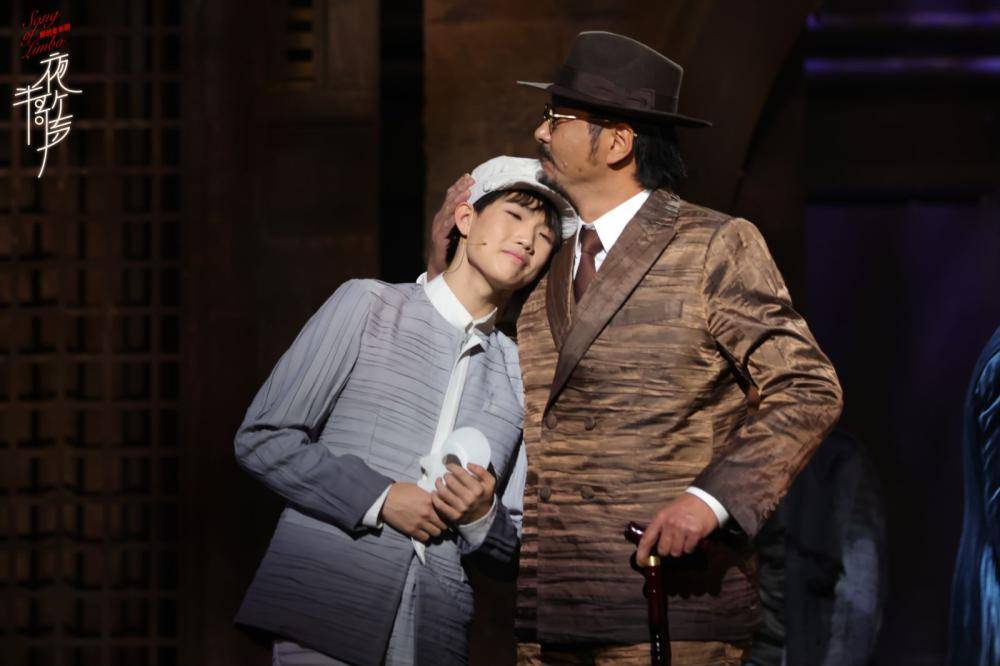 1937年,马徐维邦执导,金山,胡萍,施超等主演的电影《夜半歌声》据此