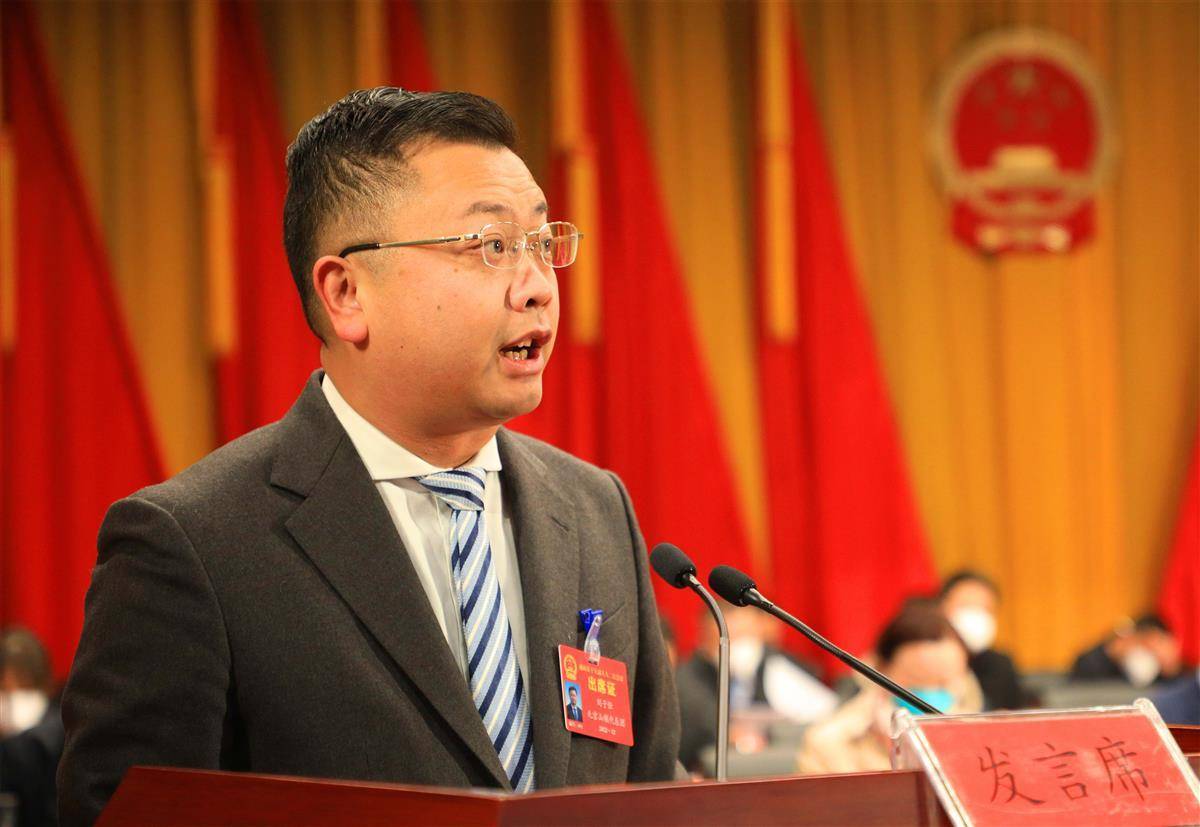 通山县委副书记,县长刘子恒
