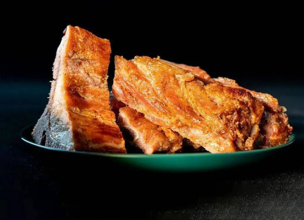 卤肉味儿,咸香可口,让人直发馋~尤其是用猪脊骨做成的【咸香烧猪骨】