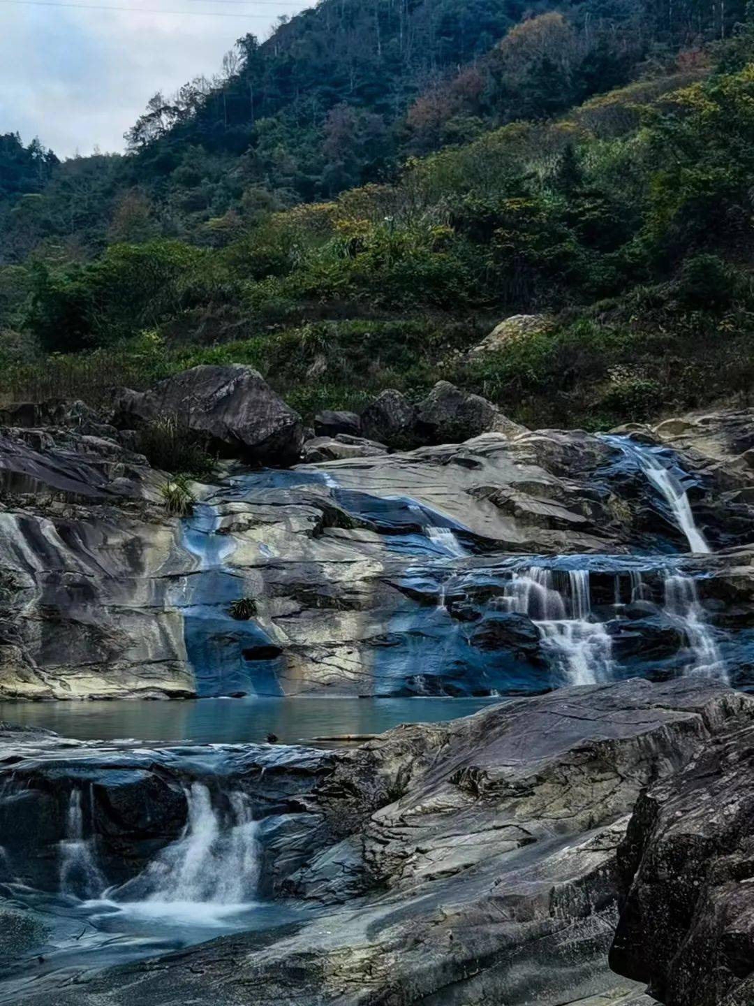 赤岩山玉浪滩面积不大玉浪起伏随人体曲线或坐或靠或卧在阳光下可