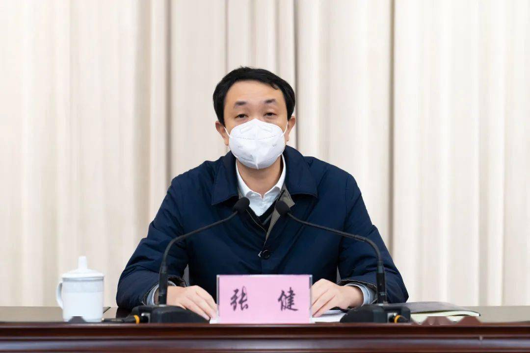 温州市委常委,组织部长张健宣读了省委的决定.新任市委书记李坚讲话.