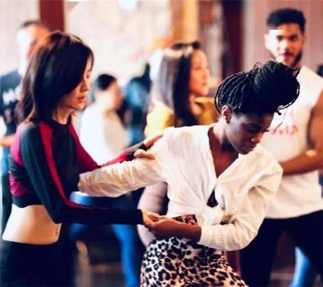 44岁的刘孜,腹肌紧致,双腿修长,状态如少女_哑铃_运动_健身