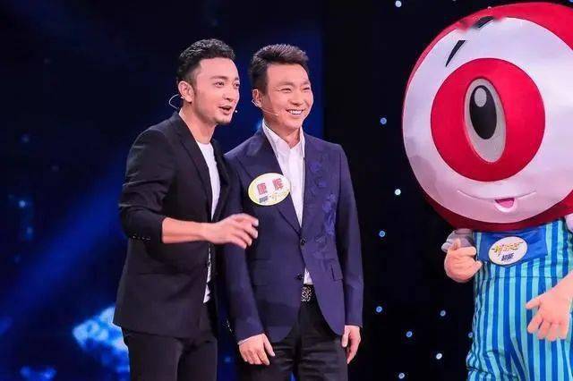 一方面,撒贝宁和小尼想考考康辉,一方面,撒贝宁更想看看康辉读错字被