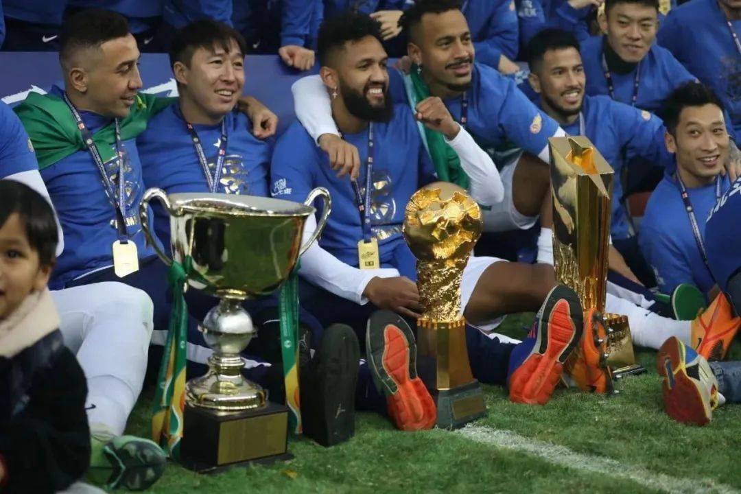 夺冠庆典前,中超冠军武汉三镇队与女超冠军武汉车谷江大女足进行了一