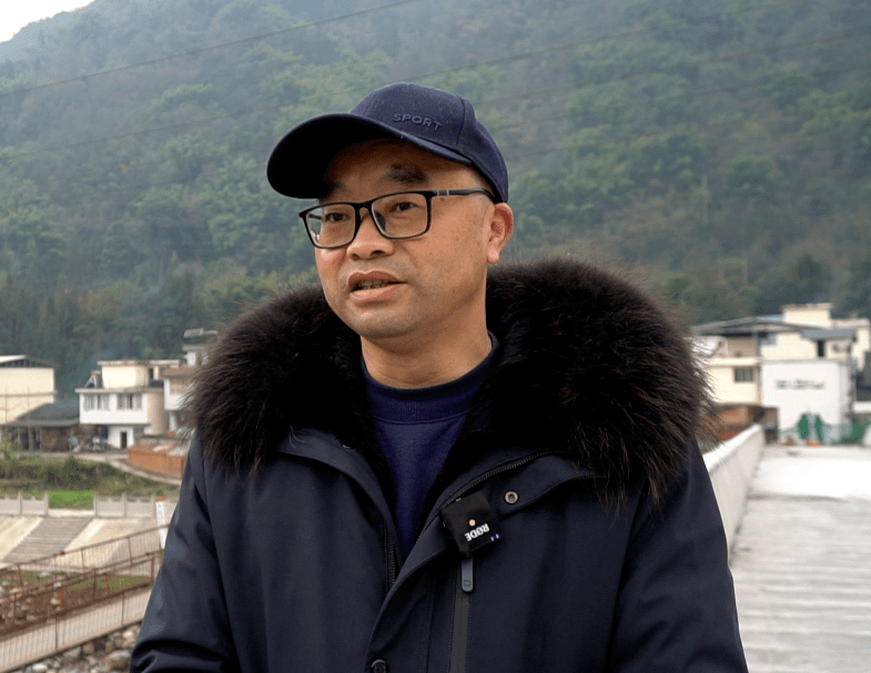 小河镇党委副书记王健衡博士桥(铁索桥)始建于1966年,是我们出村唯一