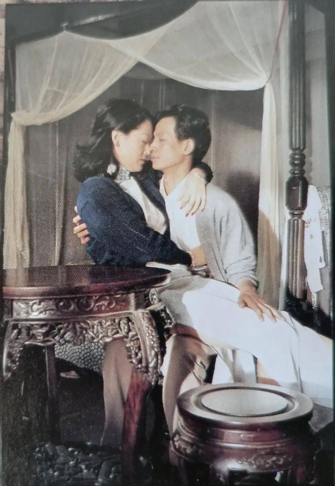 路走好…… "电影《大红灯笼高高挂》由张艺谋执导,巩俐,何赛飞等主演