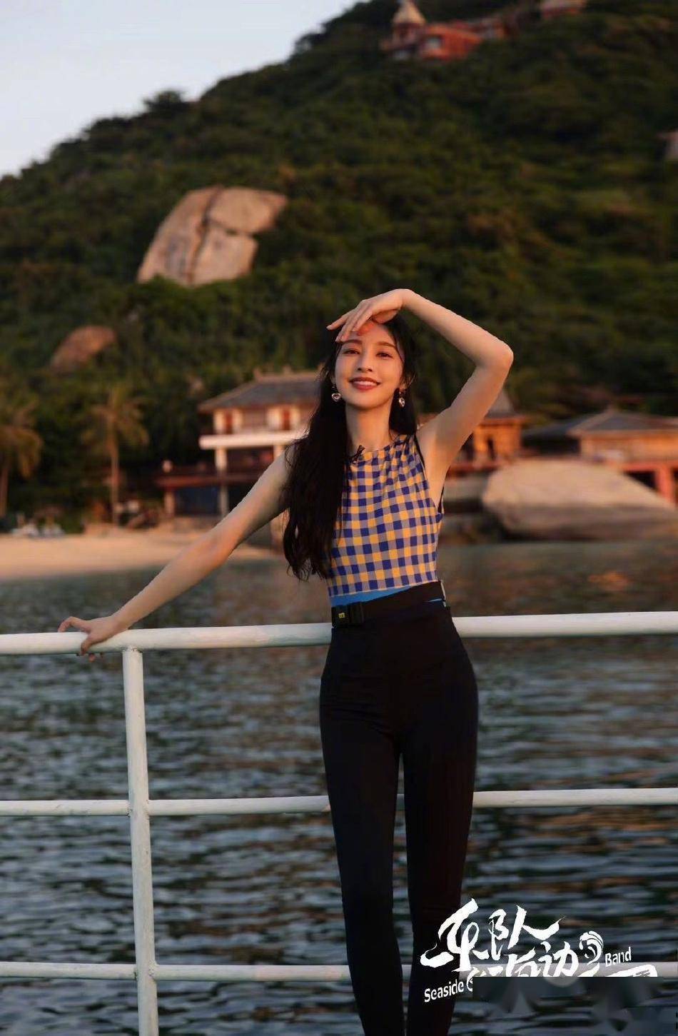 张俪晒阳光沙滩美照,格子泳衣身材超吸睛,大长腿格外抢眼!