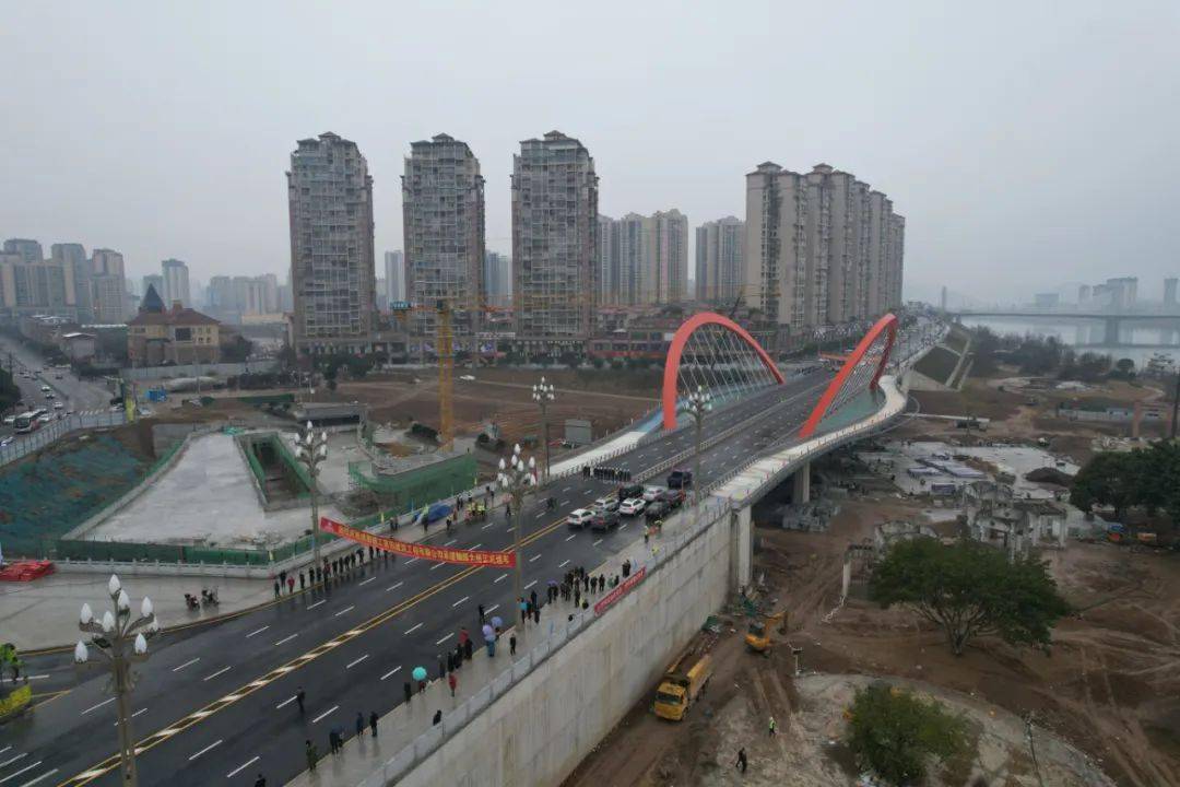 1月1日上午10点,位于南部嘉陵江畔的滨江大道蝴蝶桥迎来正式通车