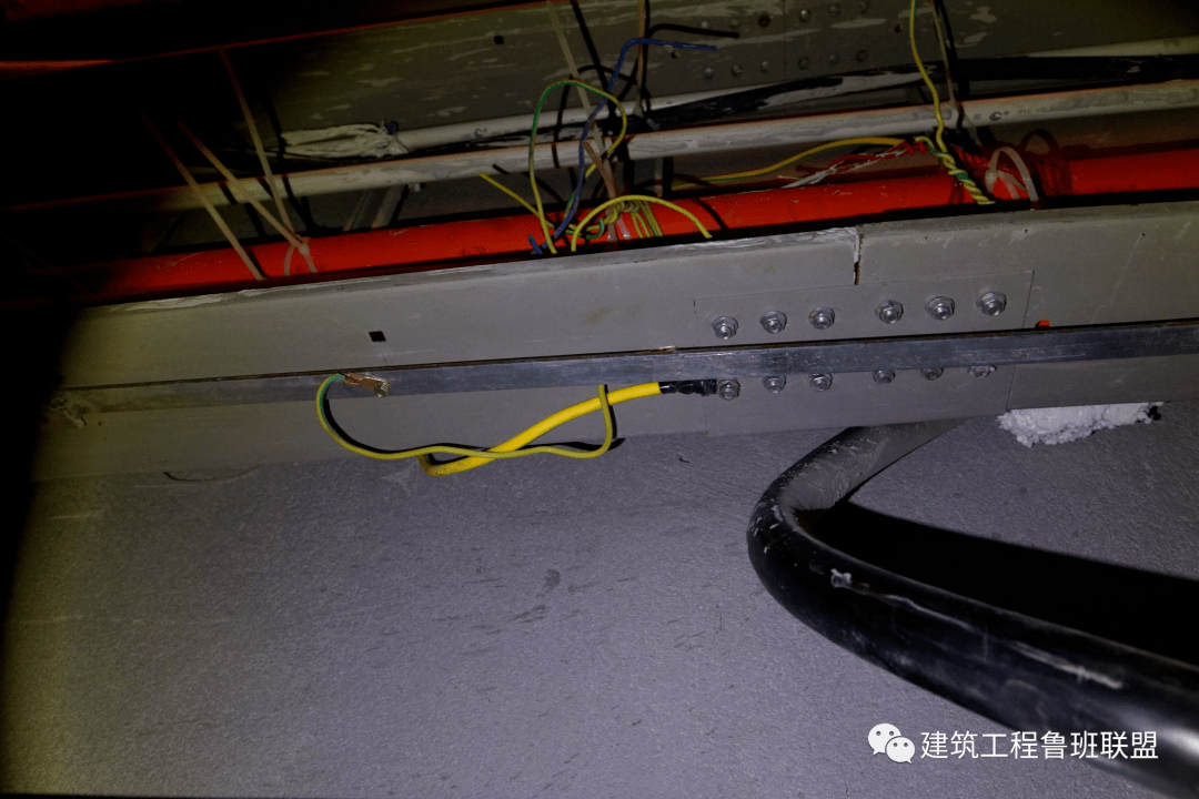 电缆桥架接地不符合要求,扁钢未固定:桥架内电缆敷设混乱,无绑扎,支架