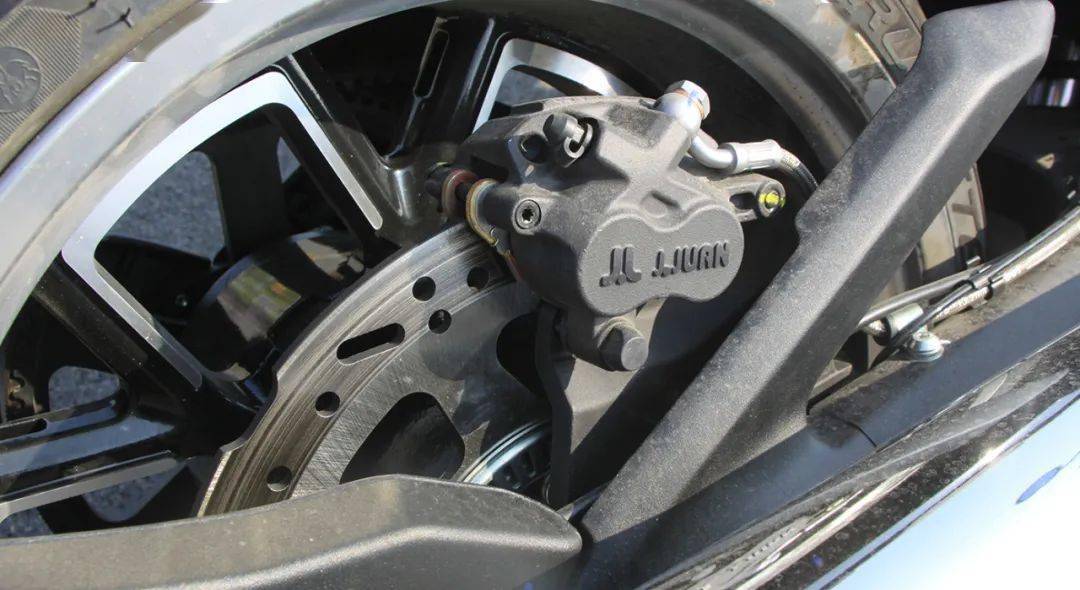 刹车套件选择了西互厂牌.前部为320mm浮动双盘及对四卡钳.