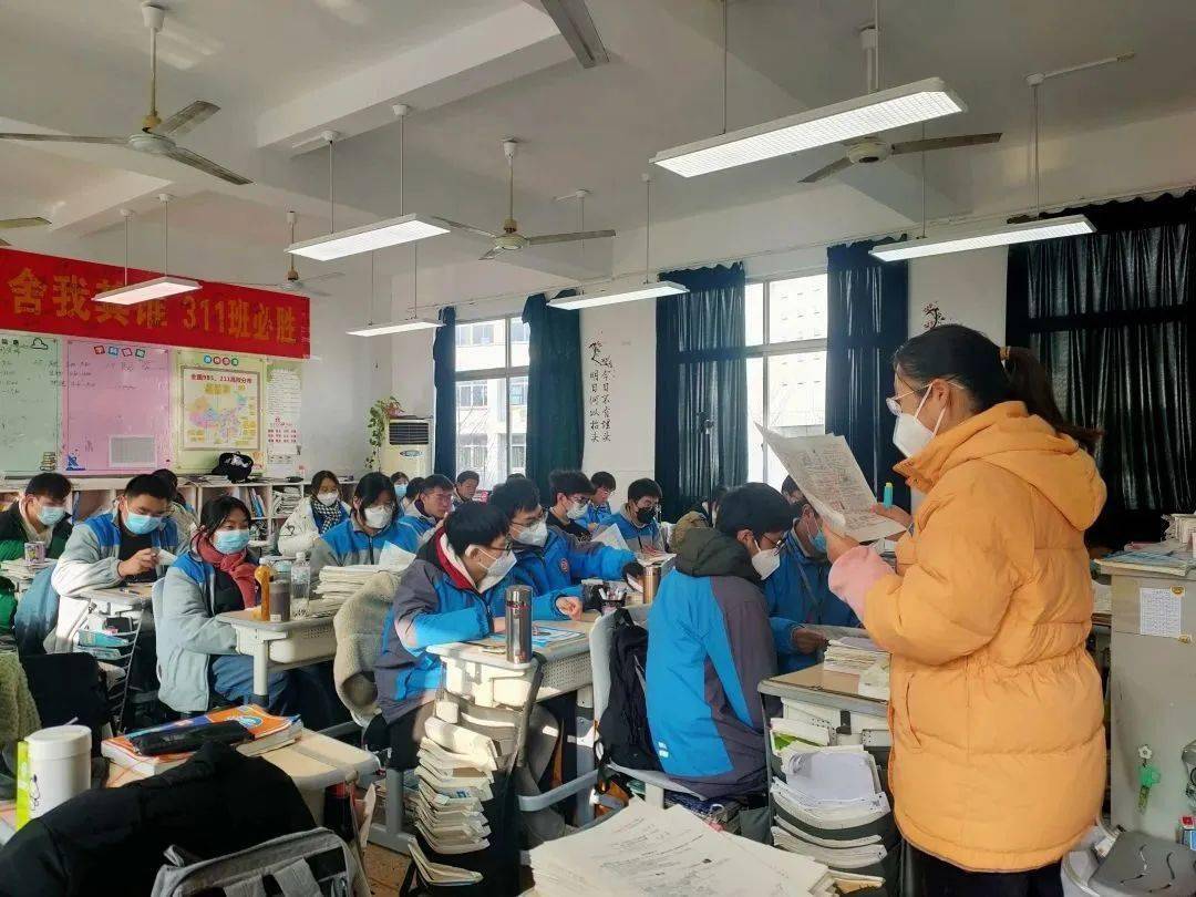 安吉县高级中学里,老师为学生解疑答惑精心备课只为让学生能学得多