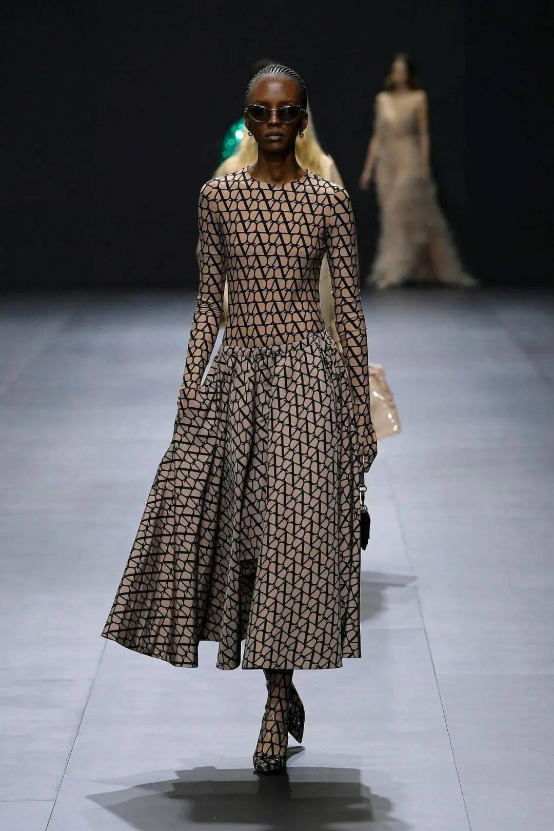 valentino(华伦天奴)2023春夏时装系列发布秀