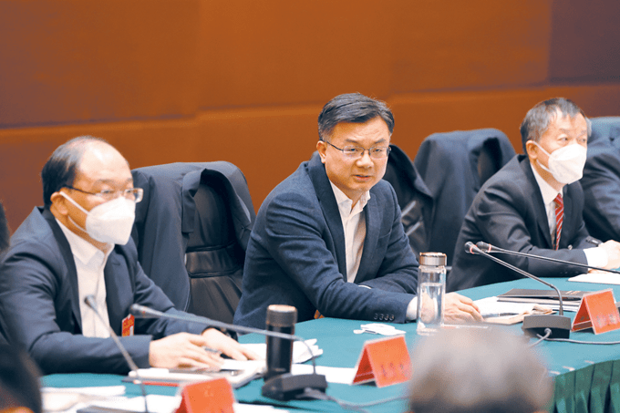 1月4日,市委书记黄剑雄先后来到丹江口市代表团,解放军和武警部队代表