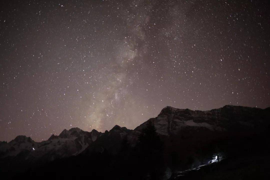 欣賞玉龍雪山星空和深空大片;老師為您講解您所不知到的星系故事;以及