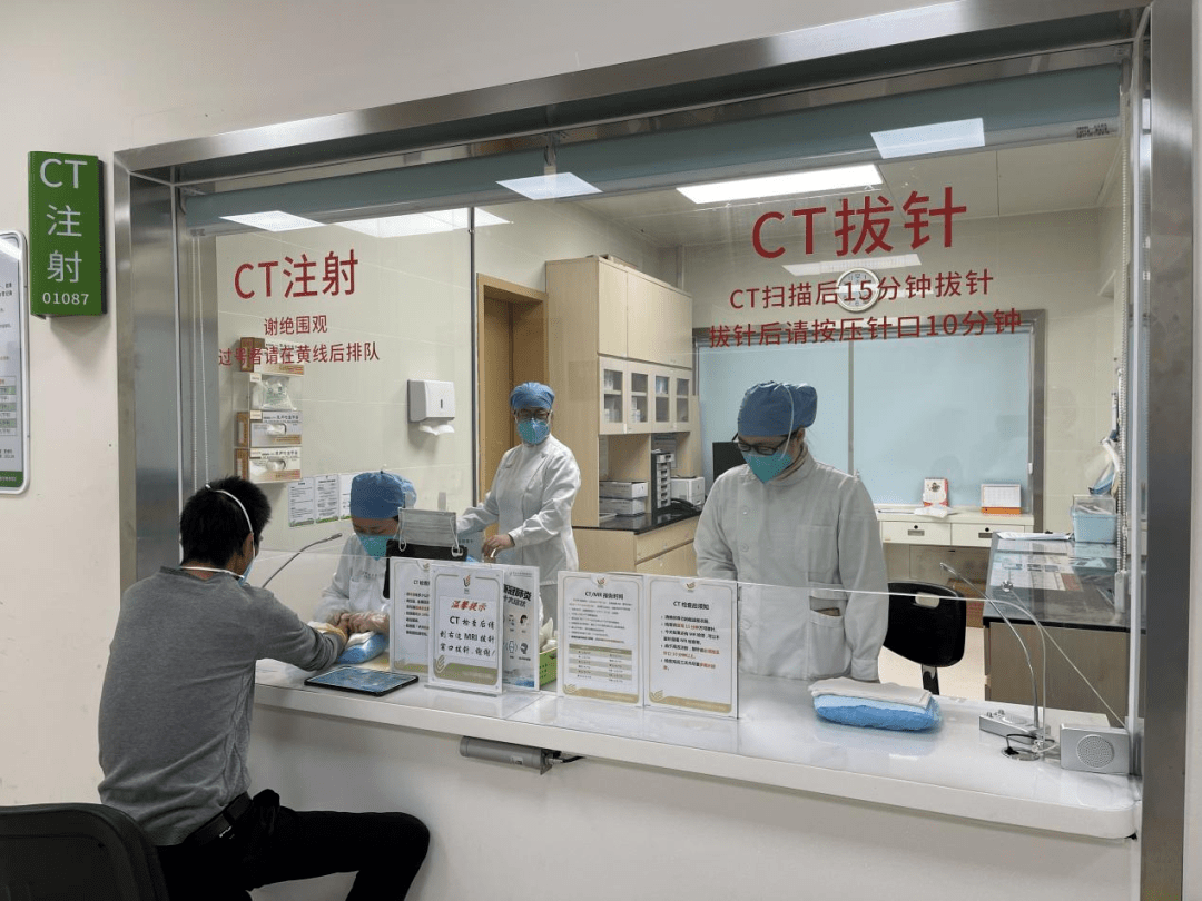 陈英梅副主任护师,洪张翔护师,王美护士在黄埔ct注射室准备静脉穿刺用