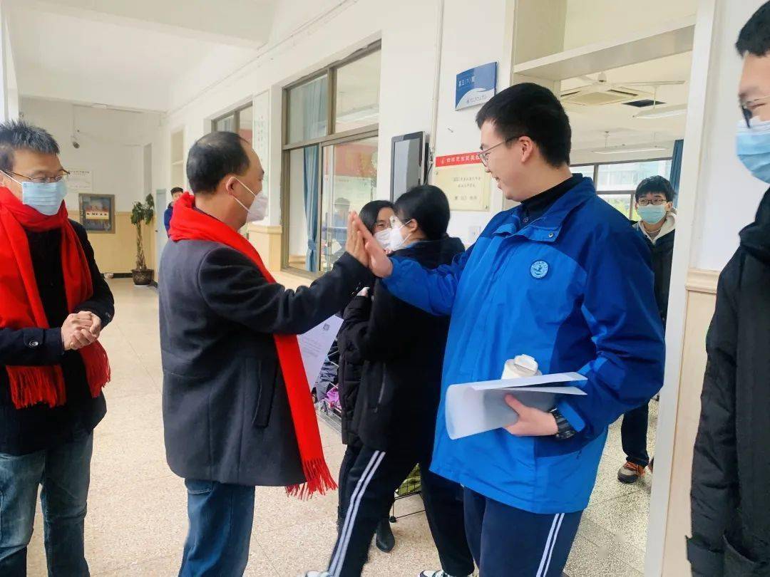 桐庐中学富阳区场口中学富阳区江南中学晨光熹微,旌旗招展,老师们带着