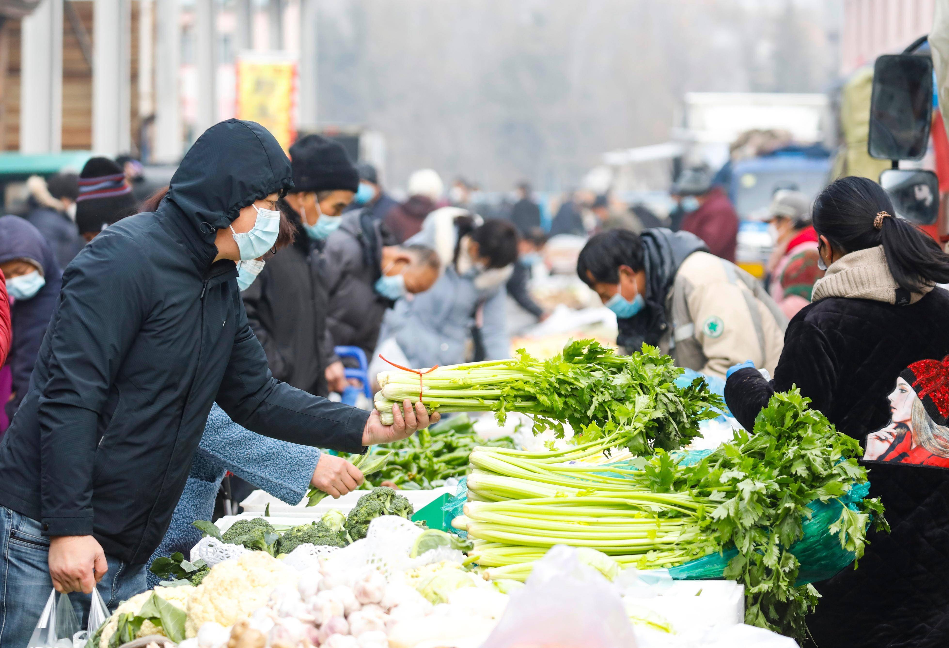 赶大集,备年货,威海集市年味十足_小孩_火气_春联