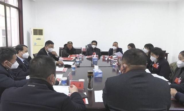 王洪波说,冯炳涛区长所作的政府工作报告和其他报告