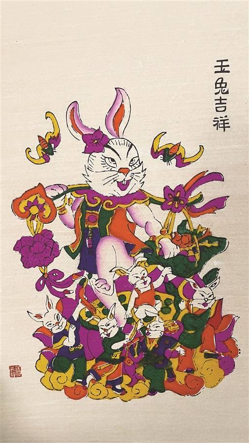 滩头木版年画省级非遗传承人尹冬香正在加紧印制兔年生肖年画《玉兔