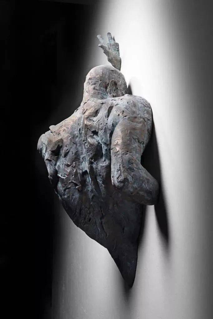 破墙而出的个性,艺术家普格利泽 强劲伟岸的男性人体雕塑_作品_想象力