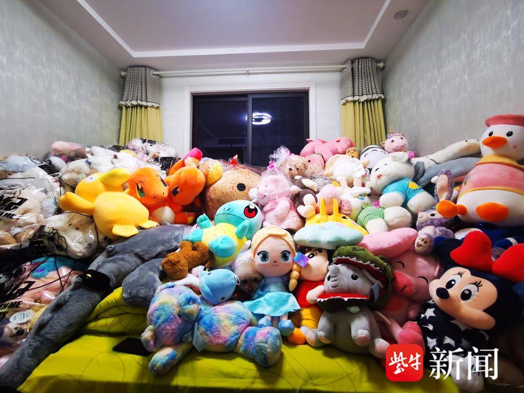 常州25岁小伙一年抓2000多个娃娃堆满了屋子_玩偶_网友_工作