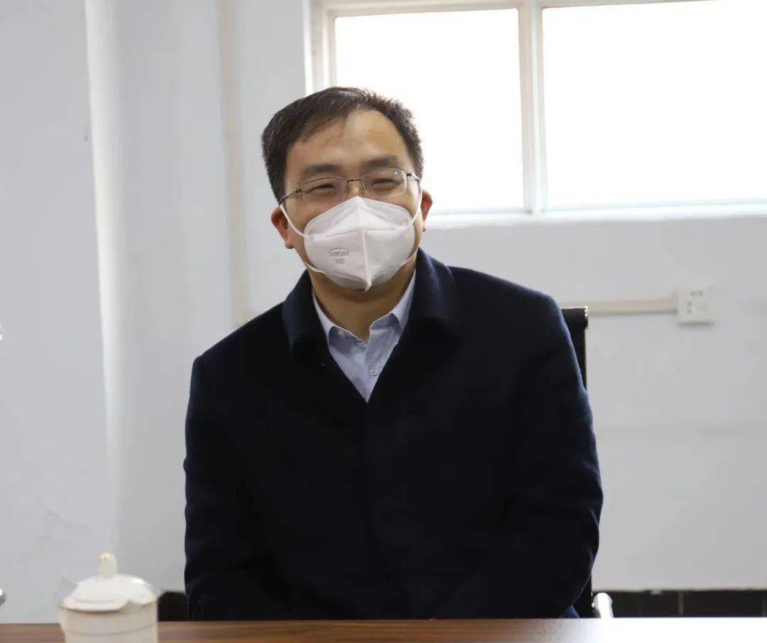 随后,甘栓柱和孙洪涛共同为平顶山一中初中部揭牌.