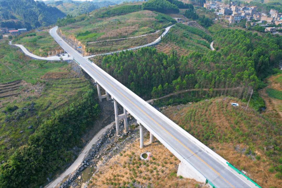 英大路金桥大桥航拍英大路是环江牛角寨瀑布群风景区的重要进区道路.