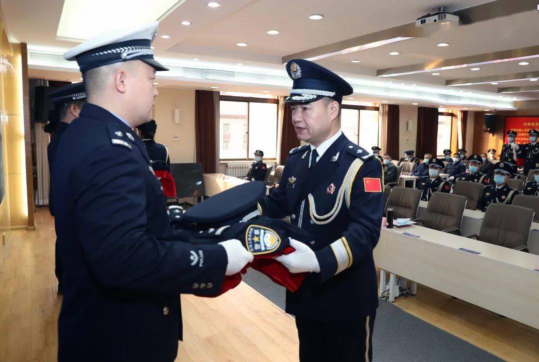 中国人民警察节警礼服列装暨从警40 年荣誉奖章颁发仪式