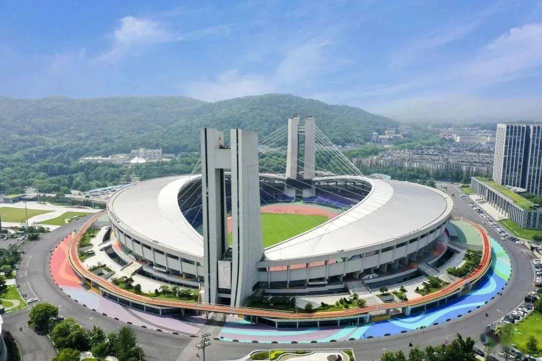 黄龙体育中心正在积极申办"杭州市第二课堂",努力向广大社会公众特别