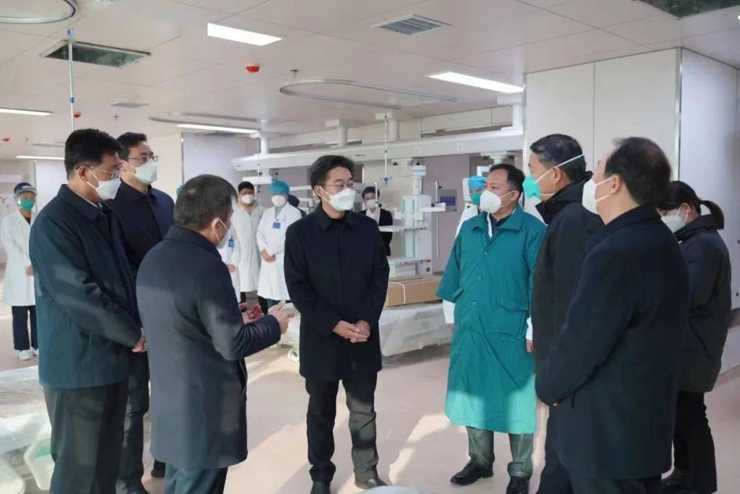 市长李亦博到焦作市人民医院调研重症,危重症患者救治工作并看望一线