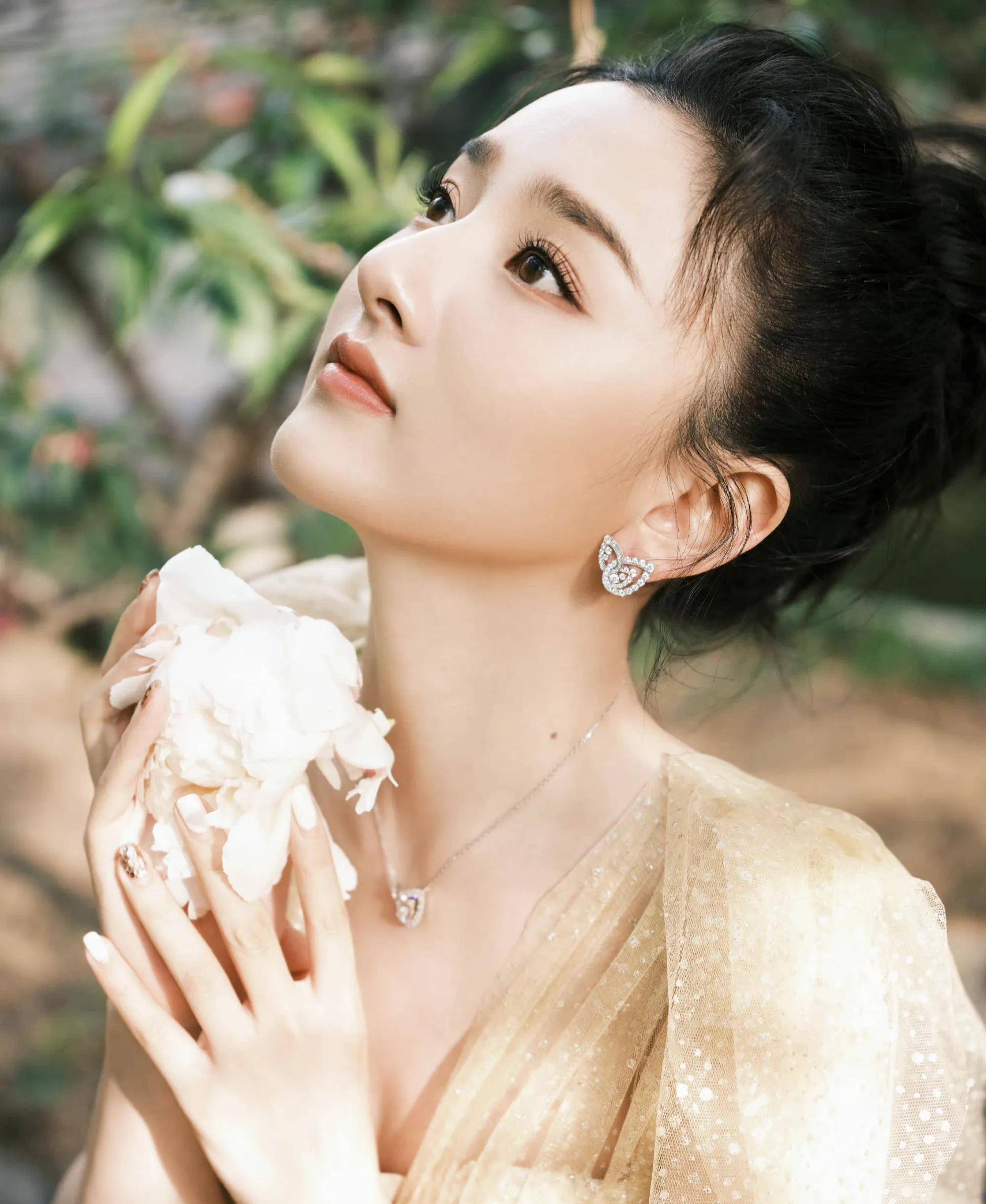 女星宋祖儿时尚写真:呆萌可爱,青春风采