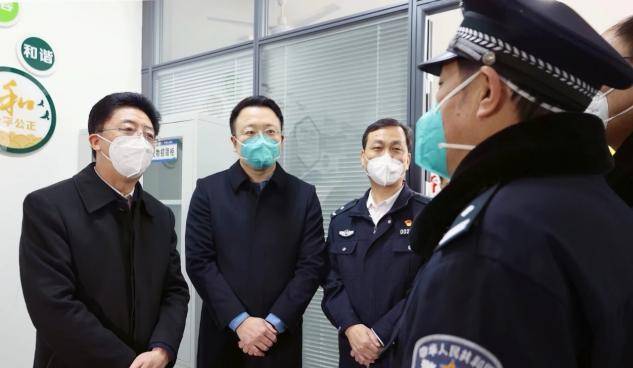 谢军一行来到兴平市,看望慰问因公牺牲民警陈勇烈士家属.