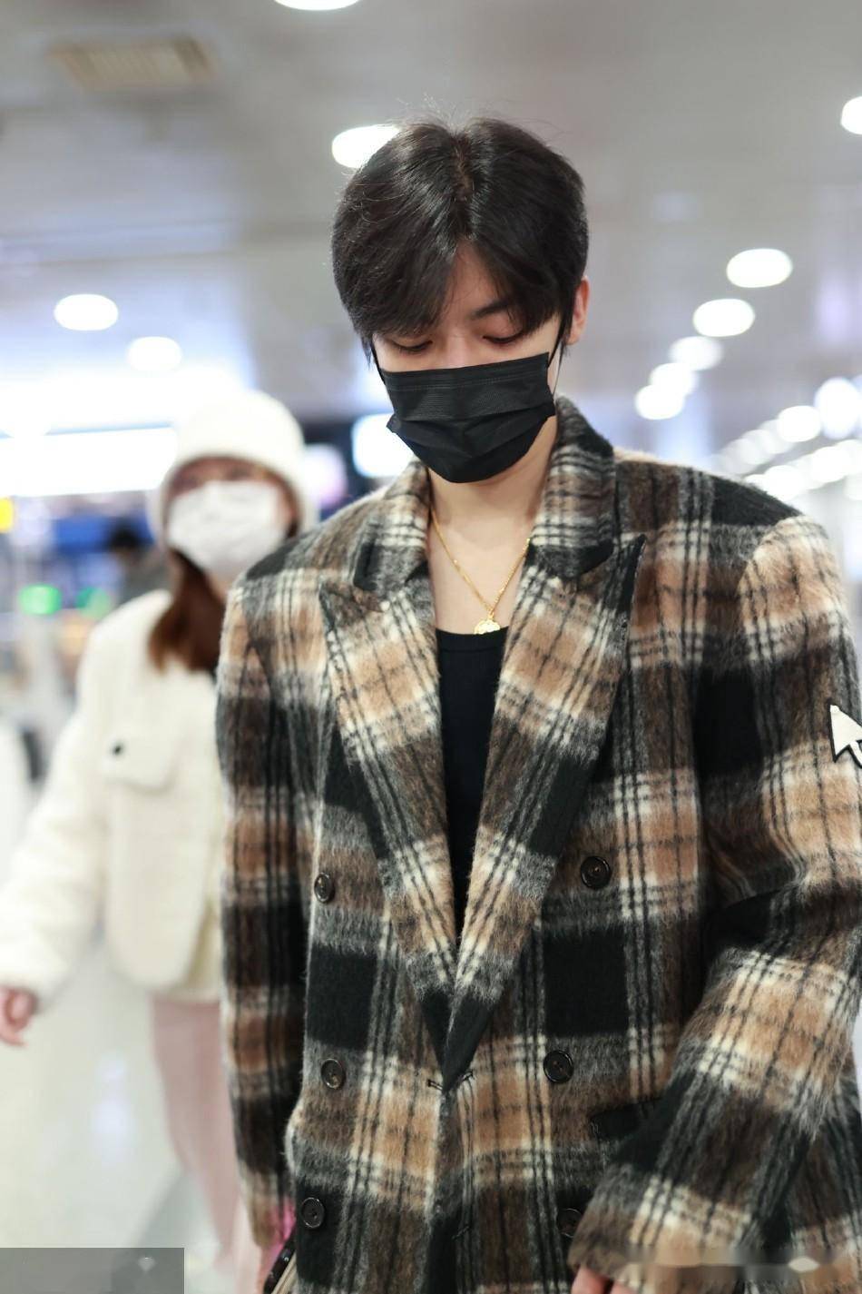 侯明昊穿格子大衣现身机场 身材比例优越十分惹眼_潮流