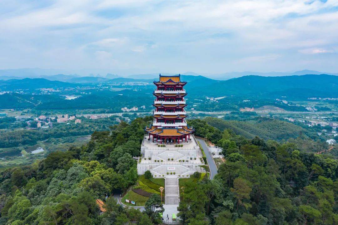 韶阳楼位于韶关市区森林公园莲花山顶峰,为唐宋中国古典建筑风格,从