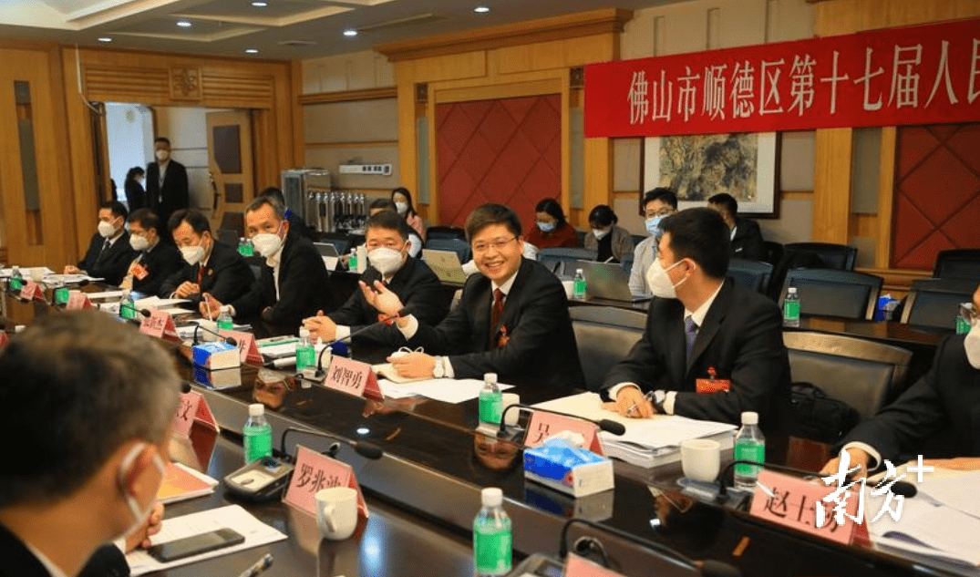 佛山市委常委,顺德区委书记刘智勇参加容桂代表团分组讨论.